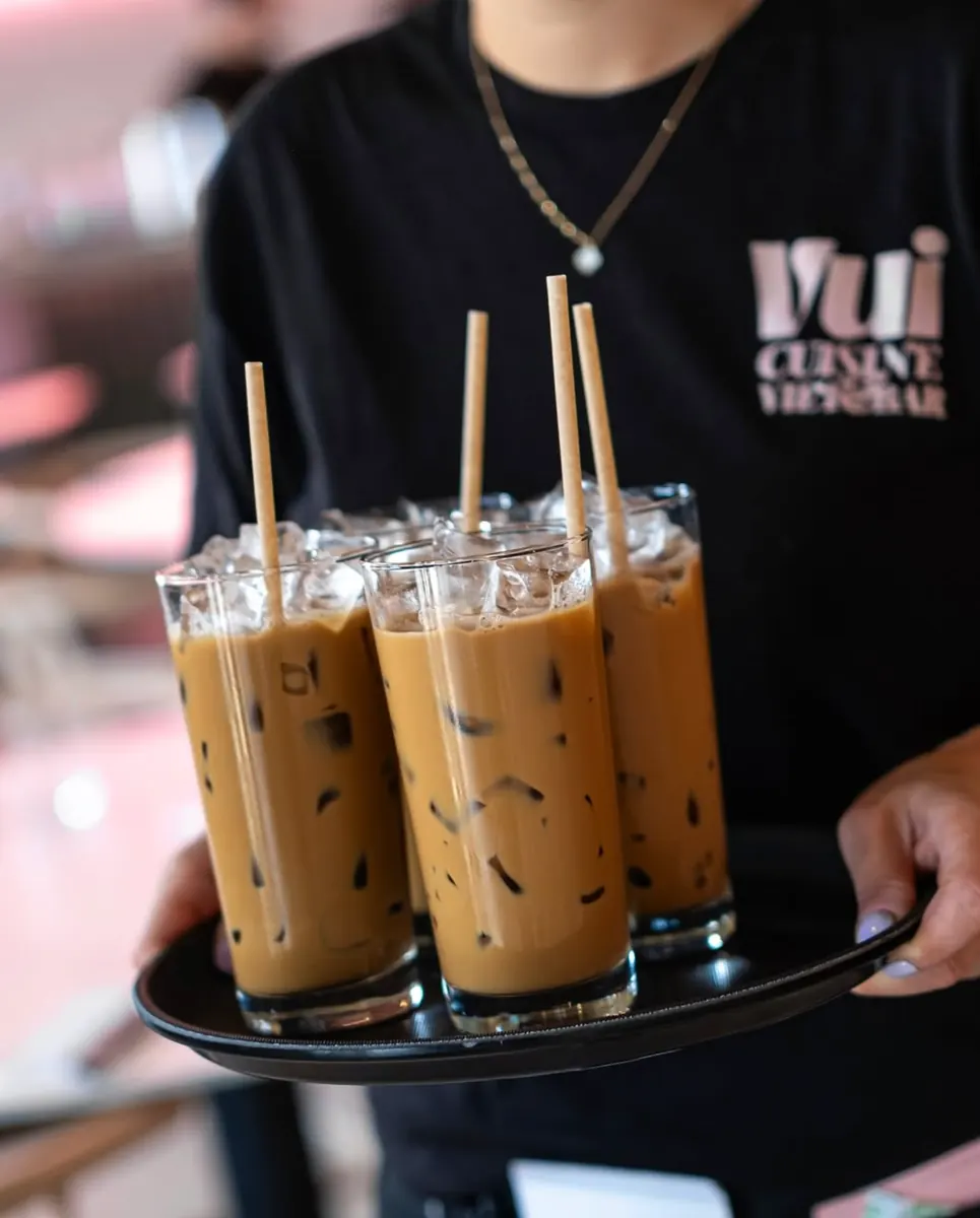 Cafés vietnamiens glacés servis chez Vui